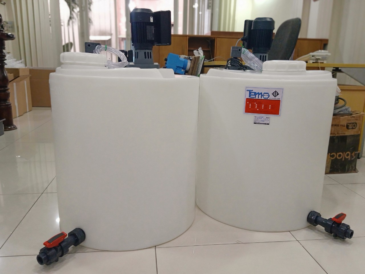 Bồn nhựa PE Tema Pakco, máy khuấy hóa chất và bơm định lượng hiệu Emec